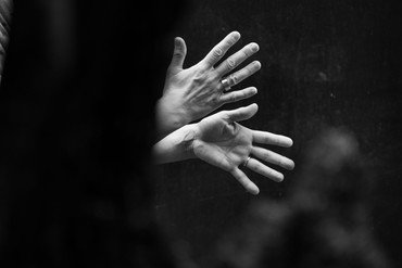 Katerina Katsatou gebärdet mit ihren Händen