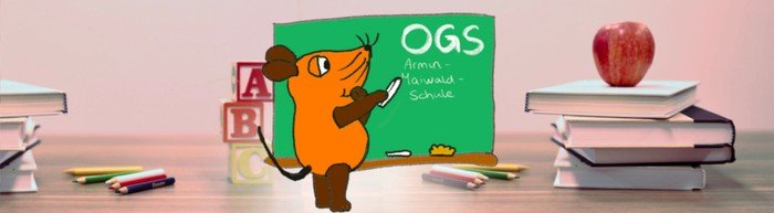 Die Maus von "Sendung mit der Maus" schreibt OGS Armin-Maiwald-Schule auf eine Tafel