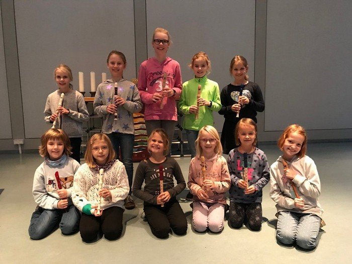 Gruppenfoto: Elf Kinder mit Blockflöte in der Hand