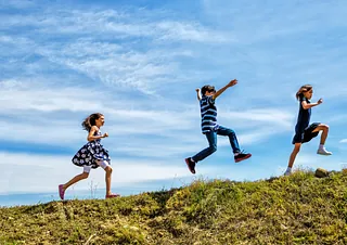 Kinder schauen sich gemeinsam die Natur an