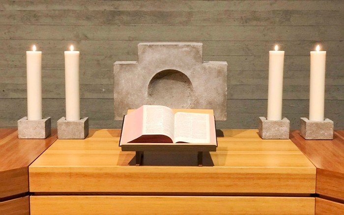 Altar der Friedenskirche mit Kreuz, Kerzen und Bibel