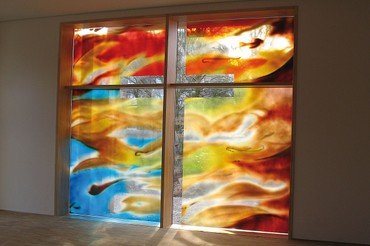Buntes Glasfenster im EKi-Haus