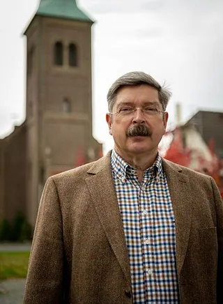 Pfarrer Falk Breuer vor der Evangelischen Altstadtkirche Monheim