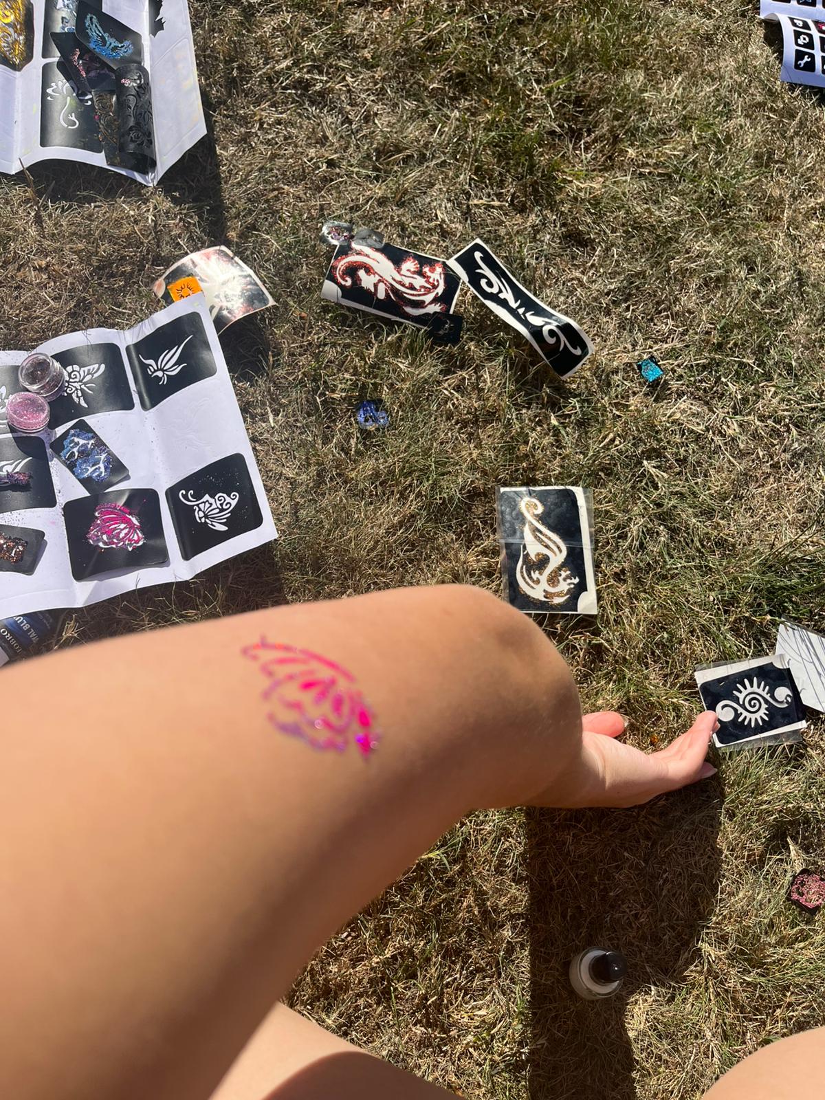 Menschen sitzen in einer großen Halle im Kerzenlicht; zwei Personen entzünden ihre Kerzen aneinander, um das Licht weiterzugeben