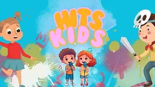 Auf diesem Bild ist oben ein großer orange/pinker Schriftzug. Da steht "Hits Kids". Unter diesem Schriftzug sind zwei Zeichentrick Kinder die Singen. Auf der rechten Seite des Bildes ist ein Zeichentrick Junge der eine Skellet Maske auf dem Kopf hat und ein schwert in der Hand. Auf der linken Seite des Bildes ist ein Mädchen, welches Hüpft. Der Hintergrund ist blau. Unten auf dem Bild sind im Hintergrund Farbkleckse.