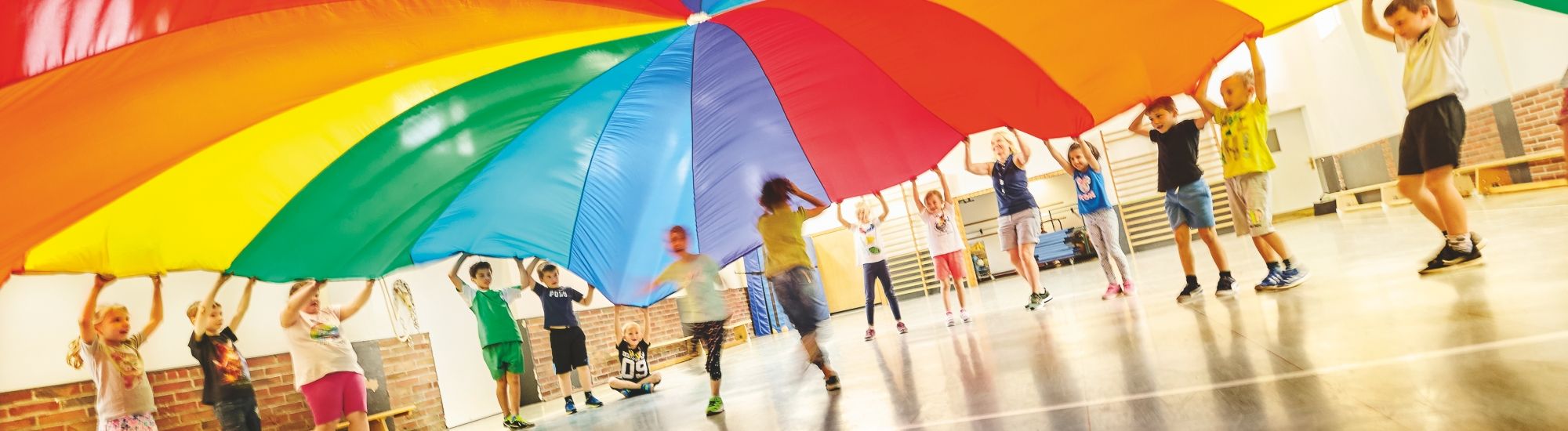 Kinder mit einem Riesenfallschirm