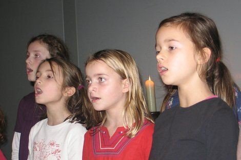 vier singende Kinder