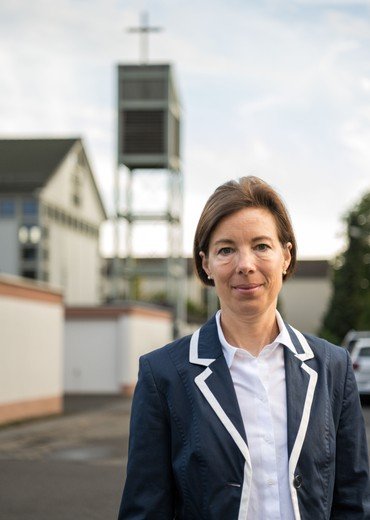 Pfarrerin Tanja Kraski vor der Fliednerkirche Hitdorf