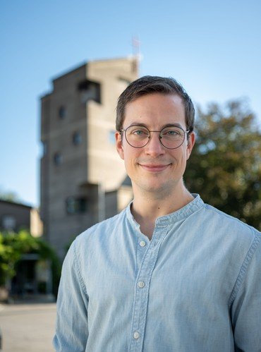 PfarrerMalte Würzbach vor der Friedenskirche Baumberg