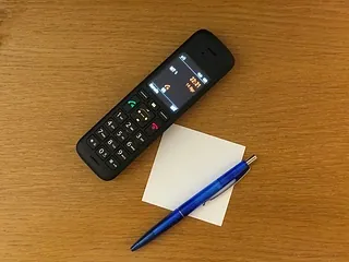 Telefon, Stift und Papier