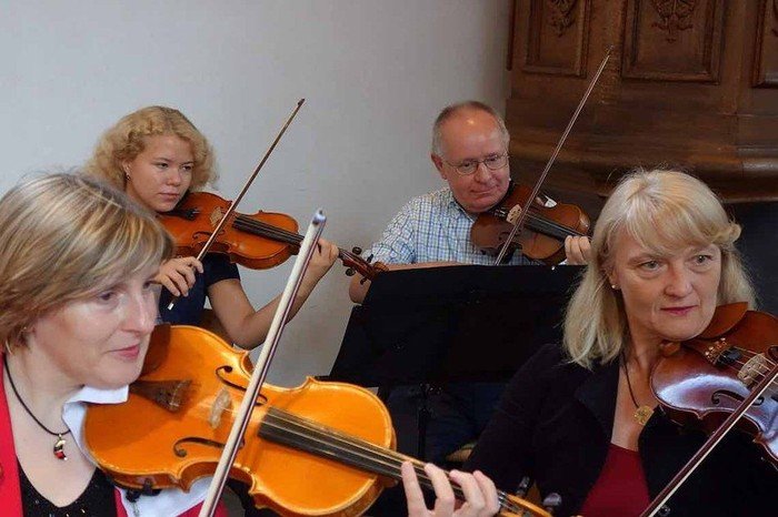 Foto: Mitglieder der Monheimer Sinfonietta, Violine spielend