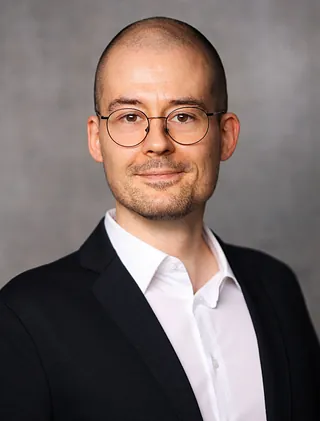 Portraitfoto von Vikar Dr. Mathias Schneider