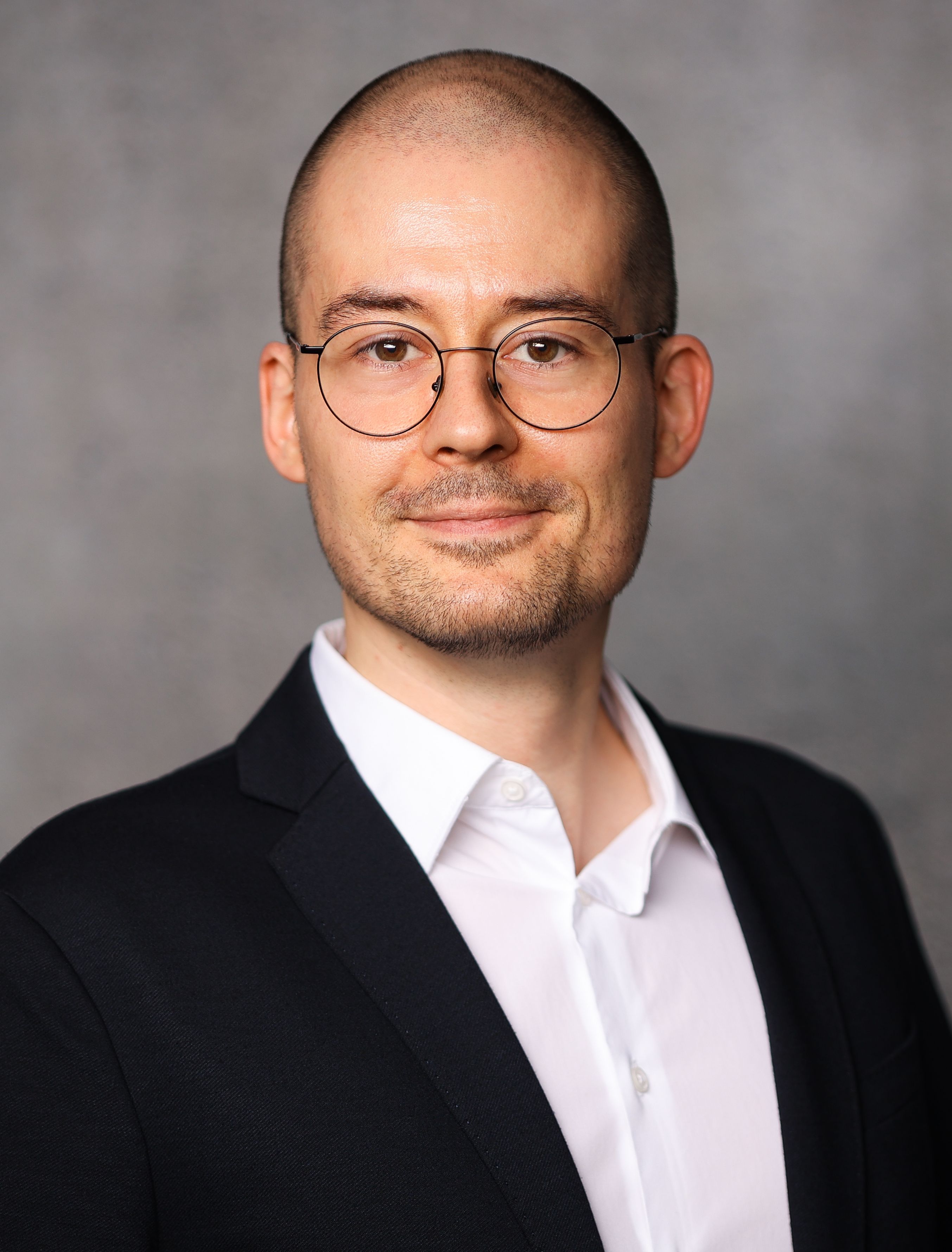 Portraitfoto von Vikar Dr. Mathias Schneider