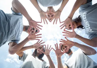 Zwei Menschen reichen einander die Hand