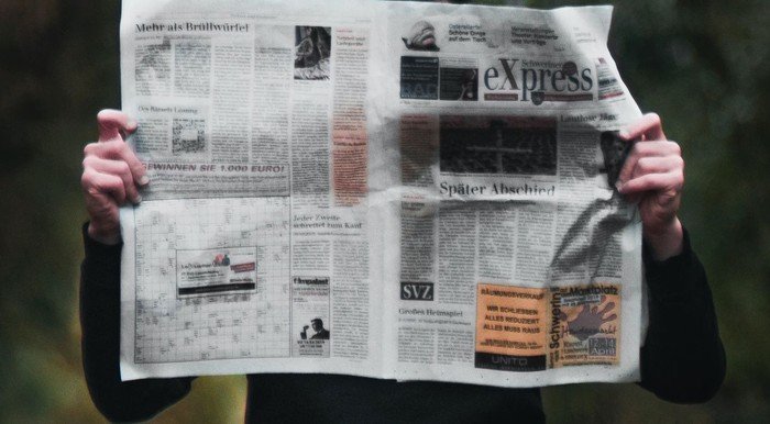 Eine Person liest eine Zeitung