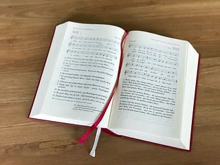 geöffnetes Gesangbuch